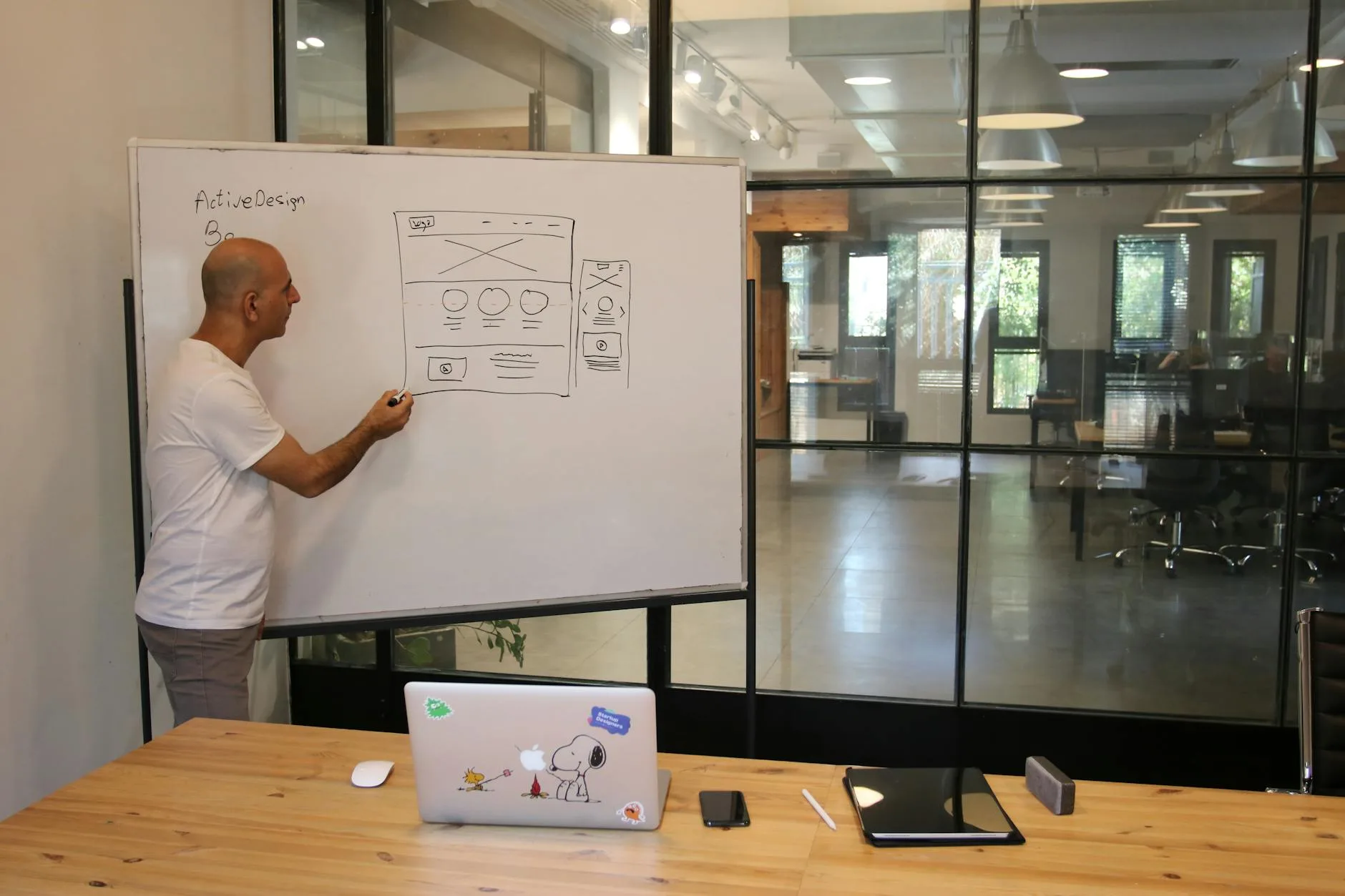 Photo by Shuki Harel on Pexels | Strategi Website Perusahaan Modern illustration